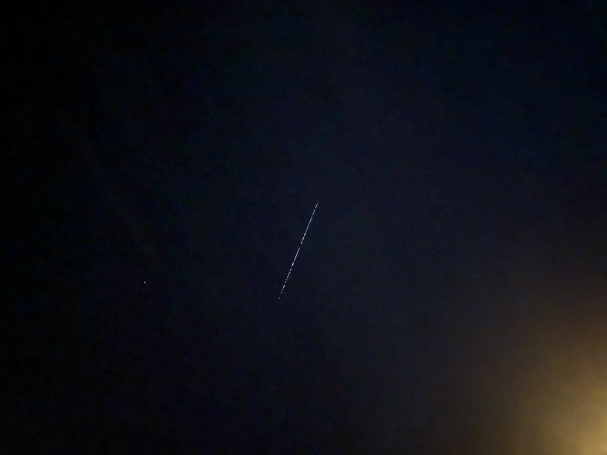 ppinaud6's tweet photo. Alguien que me diga que es esto, (22:10hrs.), recién lo fotografié, se desplazaba de sur a norte a gran velocidad, y desapareció en el espacio https://t.co/3V4ikL8KQd