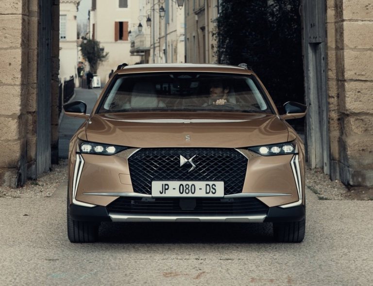 motorweb's tweet photo. Así es el nuevo DS 4: el cuarto elemento ya es una realidad. https://t.co/7yBEODJh5O https://t.co/46Zs6Tr8e8