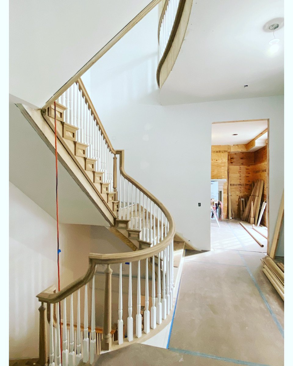 SpitzNor's tweet photo. Another wonderful view of this Spitzmiller & Norris staircase. #spitzmillerandnorris
Interiors by @suzannekasler
Construction by #mikehammersmith
.
.
.
.
.
#atlantaarchitects #residential #homes #houses #design #details #timeless #classic #suzannekasler #spitzmillerandnorris https://t.co/2zu8J96pLn
