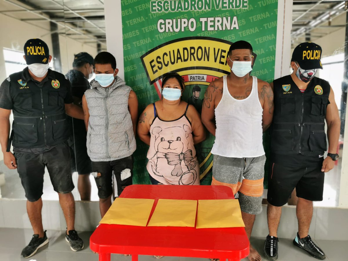 TUMBES21's tweet photo. Caen “los camastrones de la droga”

La intervención se realizó ayer en horas de la tarde en las calles Abad Puell y Zarumilla del barrio San José,  
Los detenidos  Óscar Denis Velázquez Juárez ( 34), Antón Ochoa Jhon Williams (20) y Gabriela Mayuri Ramírez Peñafiel ( 37). https://t.co/8l6g9cQhaB
