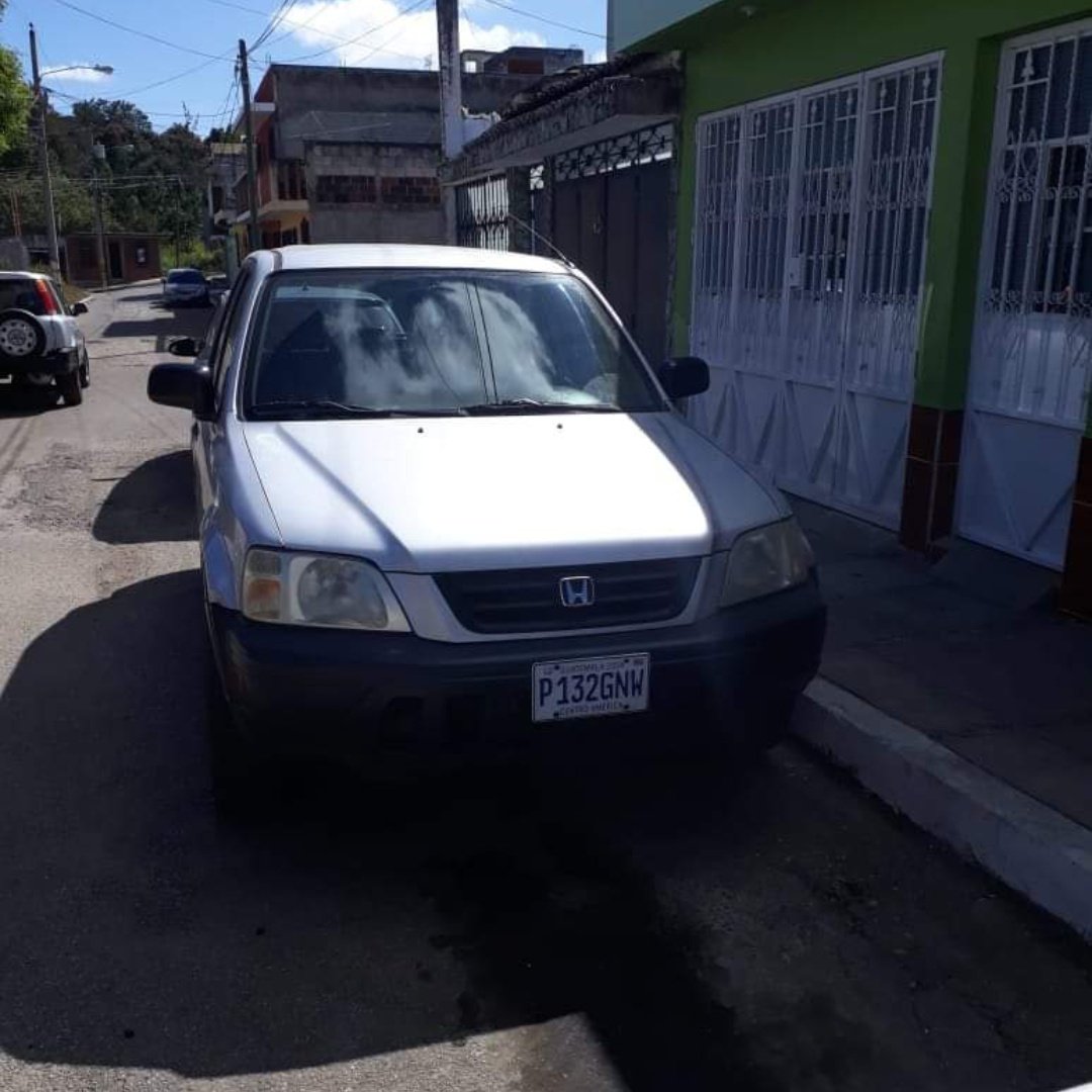 Hoy en el Parque de la Industria, robaron una HONDA CRV 2000 a mi tía. 
Lo peor del caso, es que esa misma se iba a vender para recaudar el dinero de la operación de su hija(mi prima), que asciende a Q50,000. 
Así que si ven la camioneta o si quisieran ayudar, favor contactarme.