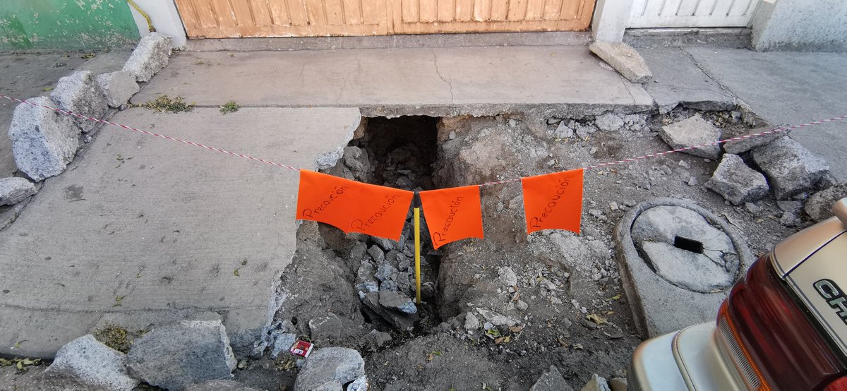 felipeoq's tweet photo. @SacmexCDMX tengo un problema en la banqueta enfrente de mi casa. De la delegación me informaron que puede ser algo relacionado con el drenaje. Ustedes me pueden apoyar para determinar qué pasa y cómo resolverlo? https://t.co/U3xz57pKJu