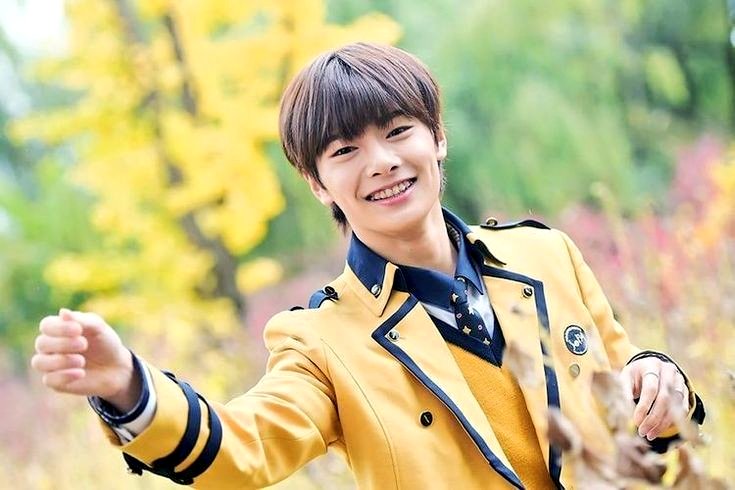 anxietycarlsen's tweet photo. 💐 Feliz formatura, maknae on top, raposinha do deserto, innie, best boy!!!  Continue sua caminhada com os meninos, com os stays e sempre ao lado das pessoas que você ama.  Nós te amamos demais também, daqui até a lua e muitos mais universos paralelos! 
  Bom trabalho! ❤️👊 https://t.co/TVEPX1t28r