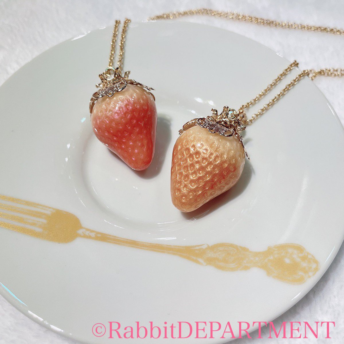 RabbitDEPARTME's tweet photo. 赤レンガ倉庫館内では🍓ストロベリーフェア🍓開催中です!
#ameto さんの苺のネックレスは見た目も大きさもリアルで可愛いです🤤💕苺のヘタの部分はゴールドで上に王冠が付いていてとてもゴージャス✨
是非この機会にお立ち寄り下さいませ☺️
#RabbitDEPARTMENT
#赤レンガ倉庫
https://t.co/hMmvwj5c1t https://t.co/hnx3bqzj6M