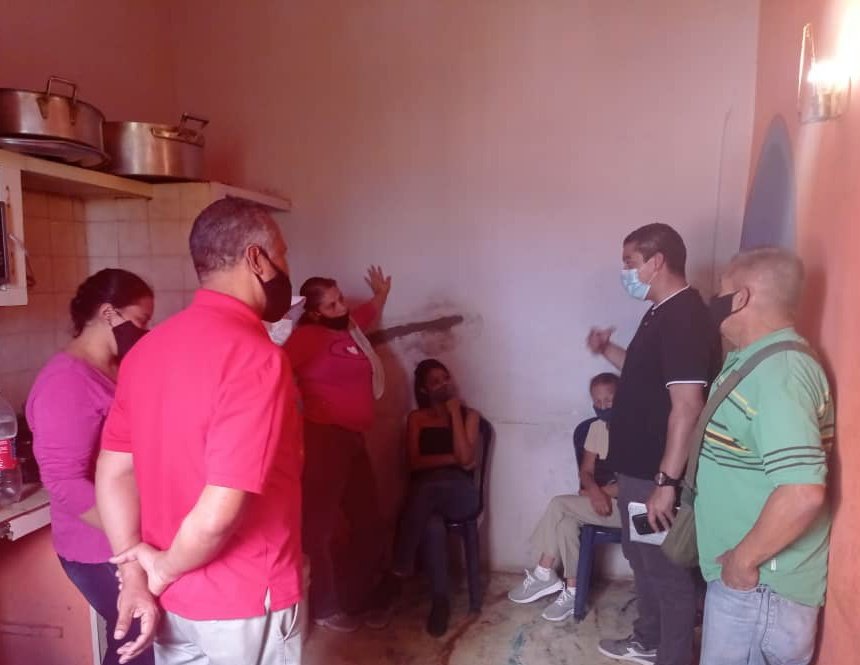 FundaproalO's tweet photo. Despliegue en la Base de Misiones Socialista "Unidos Orocomay Urquia", ubicada en el Eje 4 Barrio Andrés Eloy Blanco, parroquia 23 de Enero, para debatir sobre cuál debe ser la visión de las Casas de Alimentación en las nuevas Ciudades Comunales @NorisHerrerar @PedroMelendez86 https://t.co/S1uQbmlDAJ