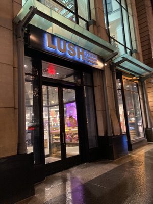 Lush on Michigan ave in Chicago, Illinois is racist, classist and don’t take COVID-19 procedures seriously and let me tell you why.  @lushcosmetics