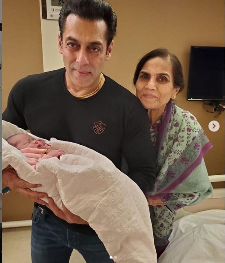 ebollywoodhub's tweet photo. Salman Khan with mother Salma &amp; niece, Ayat♥️😍
.
.
#SalmanKhan #salaman #salmanwithmom #salmankhanfans #sallu #bhaijaan #Ebollywoodhub #bollywood #bollywoodcelebrity #bollywoodactress #bollywoodactor #bollywoodnews #bollywoodupdates #btown #ayat #salma https://t.co/jrISJqPWMI