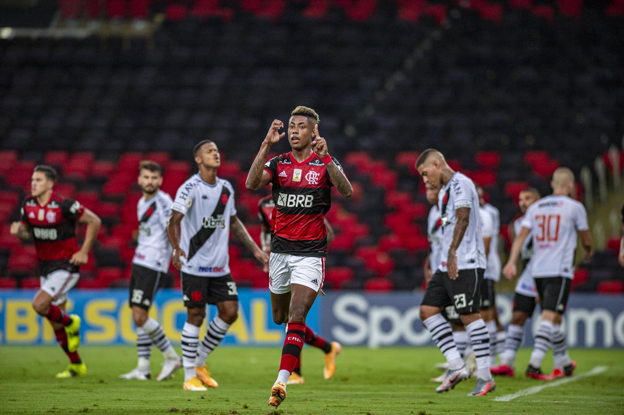 Bruno Henrique comemorando o segundo gol do Flamengo