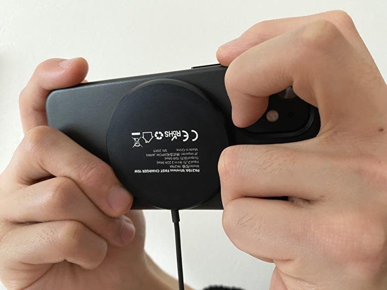 gadgetspace_'s tweet photo. EPEIOS(@epeios_jp)より

iPhone12シリーズ向け
ワイヤレス充電器��発売！

特長
・ブラックのMagsafe
・純正より1,000円安い☺️
・Magsafe / Qiどちらも充電OK
・優しい磁力で純正レザーケースに跡が残りにくい👍

✅充電性能をレビュー
https://t.co/7XRQ2rkwa9
🖕【限定】2/7まで15％OFFクーポンあり https://t.co/fCFIl4JTUp