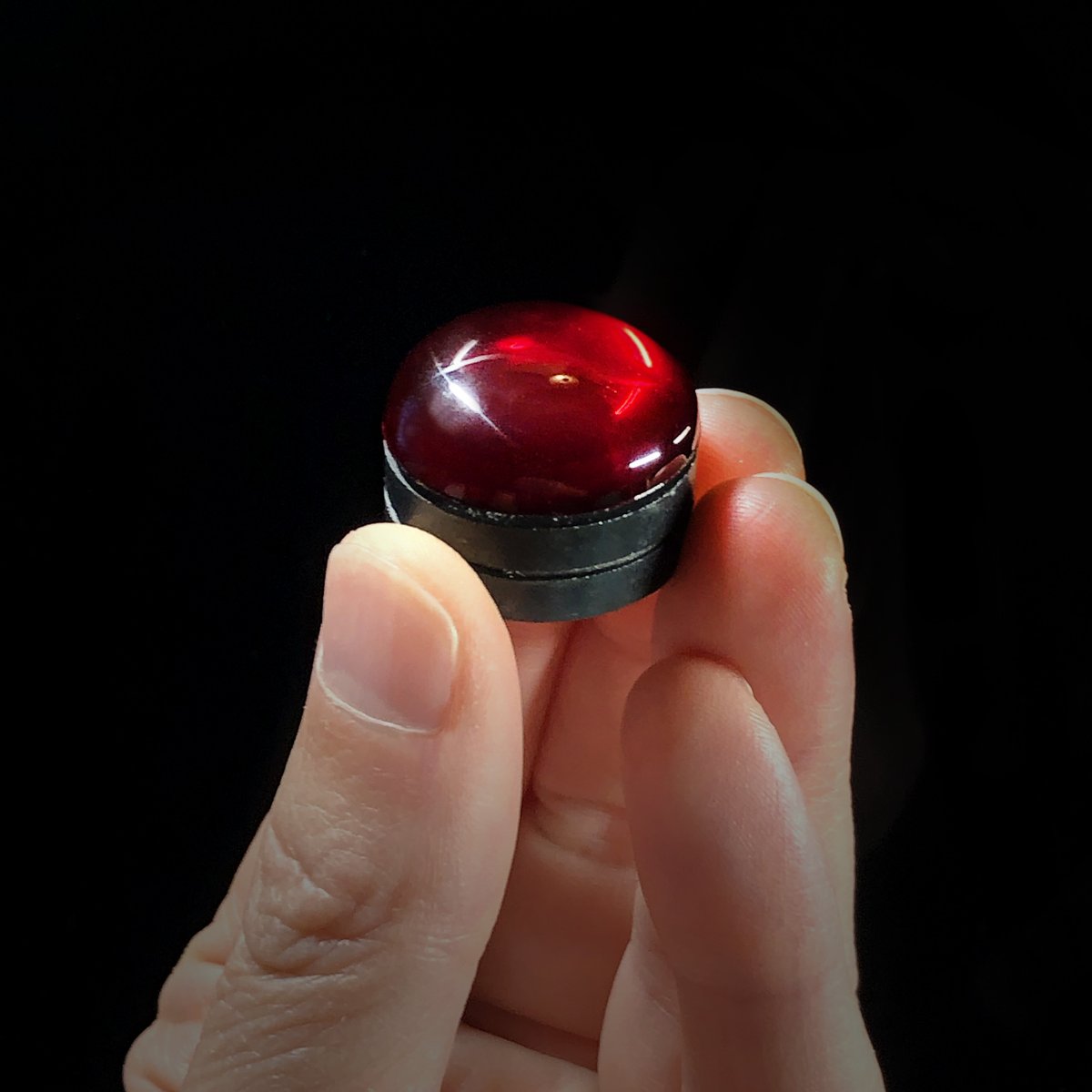 After a long hibernation, I decided to get back to making some Mandalorian stuff. These are designed to work with 1" magnets and some ruby caboshons I found on Amazon.  I haven't decided yet if I'm releasing this model yet. More to come. #3Dprinting #StarWars #Mandalorian