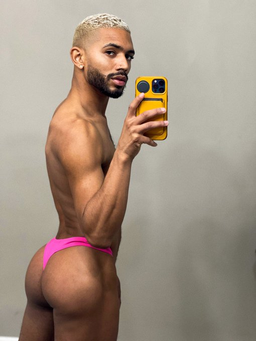 prettyyy in pinkkk 😈 https://t.co/Q2BPrCt5lT