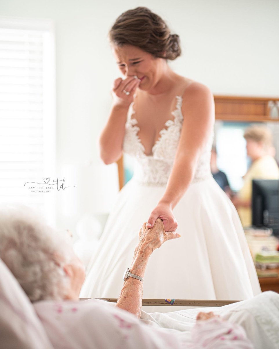 enews's tweet photo. A bride who couldn't let her wedding day pass by without her grandmother seeing her in her dress. 🥺💙 (📷: @tdailphotography) https://t.co/RlevczVuPU
