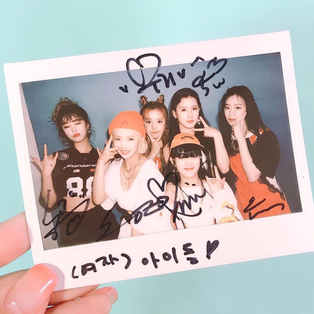 Sulli photocard. Офф карты джи айдл. Предзаказки с разных сайтов кпоп. Росписи g idle. Подписи блэк пинк.