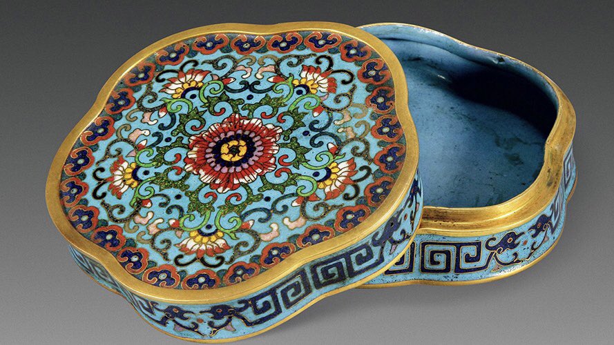 景泰蓝（英文：Cloisonne），正名“铜胎掐丝珐琅（fà láng）”，俗名“珐