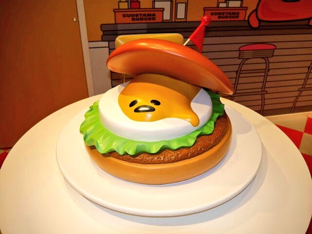 ｔｏｍ ｈ 多摩センターにある サンリオピューロランドに行って来ました ぐでたまらんどにあるハンバーガー ショップでは ぐでたまがハンバーガーの具になっていて 月見バーガーみたいでめっちゃ美味しそうでした サンリオピューロランド