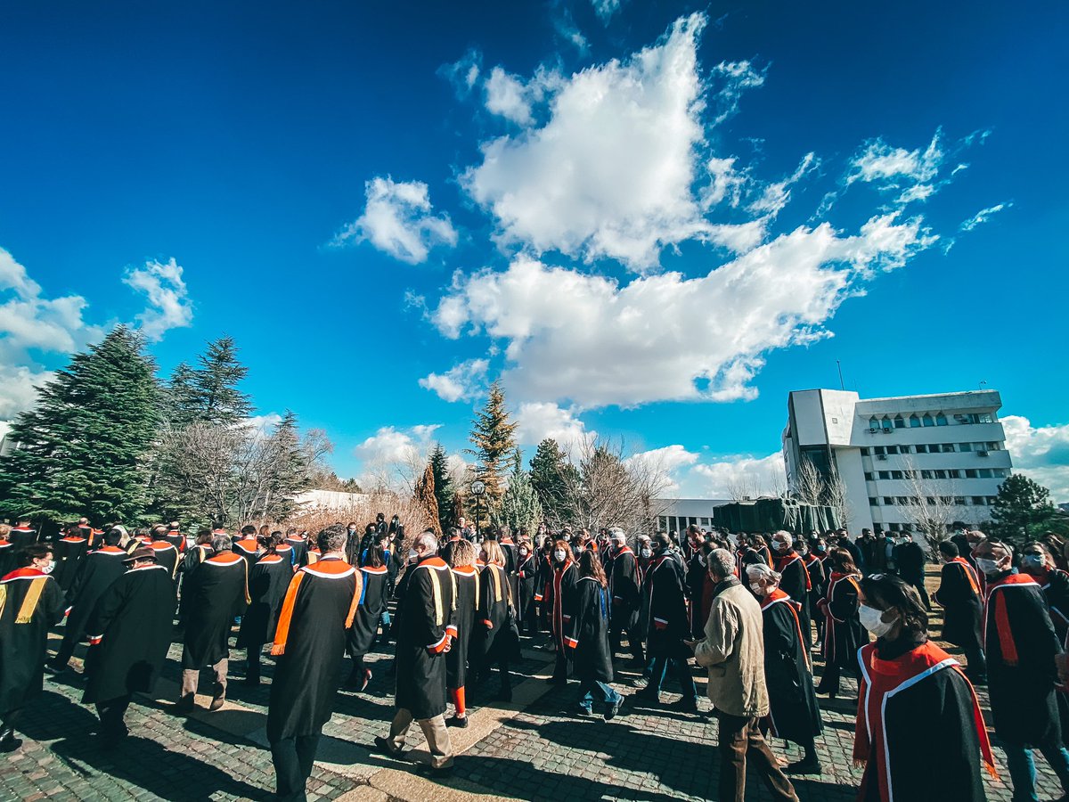 ODTÜ akademisyenleri, Boğaziçi'de yaşananlara dair açıklama yaptı. "Öğrencime Dokunma" diyerek gözaltı ve tutukluların serbest bırakılmasını talep eden hocalarımız, özgür ve demokratik üniversite talebiyle üniversite yöneticilerinin seçimle gelmesini istedi. 

#KaranlığaGeçitYok