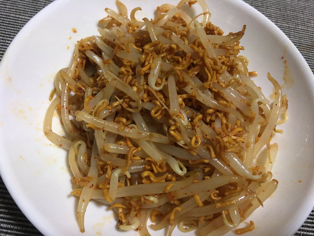 ななせなつひ A Twitter 世界一頭の悪い無限もやし ごま油大さじ 醤油小さじ1 中華ダシ3振りをよく混ぜる もやし一袋を30秒茹でてタレと合わせる 砕いたチキンラーメンとお好みで一味を入れて良く混ぜ合わせたら完成 一度食べたら箸が止まらないヤミツキ間違ない ななせなつひ A Twitter 世界一頭の悪い無限もやし ごま油大さじ 醤油小さじ1 中華ダシ3振りをよく混ぜる もやし一袋を30秒茹でてタレと合わせる 砕いたチキンラーメンとお好みで一味を入れて良く混ぜ合わせたら完成 一度食べたら箸が止まらないヤミツキ間違ない