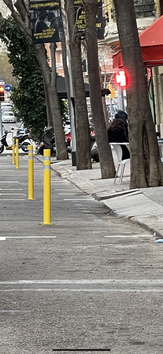 pereparachute's tweet photo. @OnVasBarcelona @AdaColau @BCN_Mobilitat incongruencies sra colau / Rocafort Tamarit perdem un carril i les taules a l’acera. #mobilitat 0 #comoditat 0 https://t.co/eK3t6sFhQ3