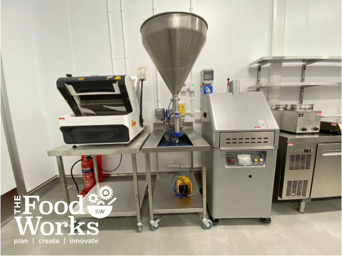 FoodWorks_SW's tweet photo. We've got some serious kit in our Bakery Development Kitchen! All brand new and specially designed for producers of baked products to hire for development works, product trials and batch runs. Visit: https://t.co/D9pDAtaoDr #Bakery #DevelopmentKitchen #SouthWestFood #BakedGoods https://t.co/JYEF4UkLNW