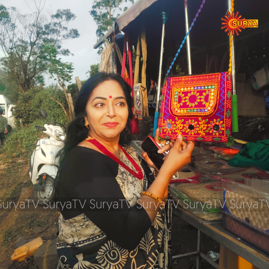 SuryaTV's tweet photo. മഹിളാമണി അമ്മക്ക് മണി പേഴ്സ് 😜😜🤣🤣
SWANTHAM SUJATHA | MON - FRI | 9 PM
#StraightFromSets #FunAtLocation
#SuryaTV #SwanthamSujathaOnSuryaTV #SerialsOnSuryaTV https://t.co/K6L0J9968h