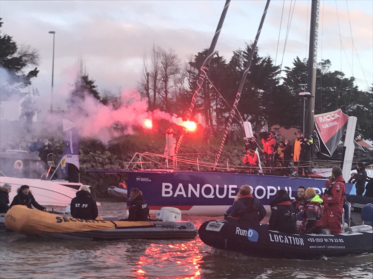 Lazare_fr's tweet photo. Moment magique de pouvoir aller accueillir @ClaSurLAtlantiq  sur la ligne d’arrivée avec les colocs de LAZARE. Comme elle ils ont connu la solitude, la précarité du sommeil, les vivres comptés, l’incertitude sur le lendemain. Peut-on rêver meilleurs supporters ? Merci Clarisse ! https://t.co/EoLX63J05E