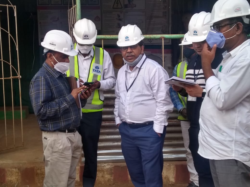 aptidco's tweet photo. Central team Sri JK Prasad and Sri Abhishek Mishra lead engineers,PMAY-U have inspected the #APTIDCO AHP projects at Dabbanda  and Duvvada sites in Visakhapatnam-AP, the team was accompanied by respective engineering heads.
@MoHUA_India 
#pedalandarikiillu
#apmaud
#apshcl https://t.co/maNOMLzpmX