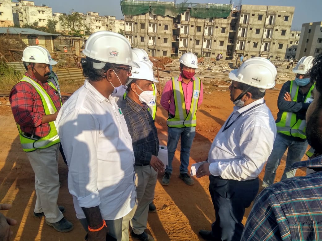 aptidco's tweet photo. Central team Sri JK Prasad and Sri Abhishek Mishra lead engineers,PMAY-U have inspected the #APTIDCO AHP projects at Dabbanda  and Duvvada sites in Visakhapatnam-AP, the team was accompanied by respective engineering heads.
@MoHUA_India 
#pedalandarikiillu
#apmaud
#apshcl https://t.co/maNOMLzpmX