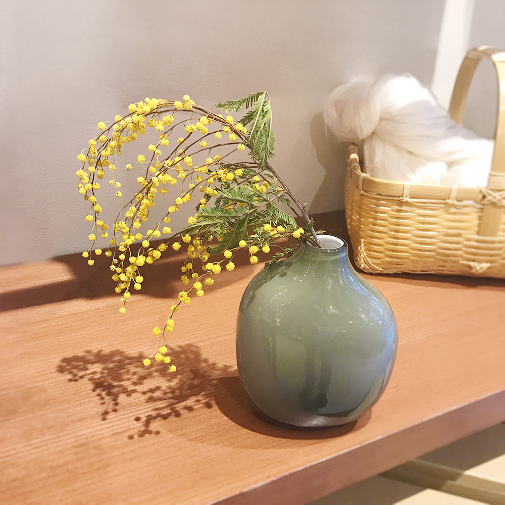 暮らしに花を Sacco Vaseの一輪挿しは 柔らかく丸みのある形で優しい印象を与えてくれます シンメトリーなフォルムはアーティ 21 02 05 のレン 神楽坂店