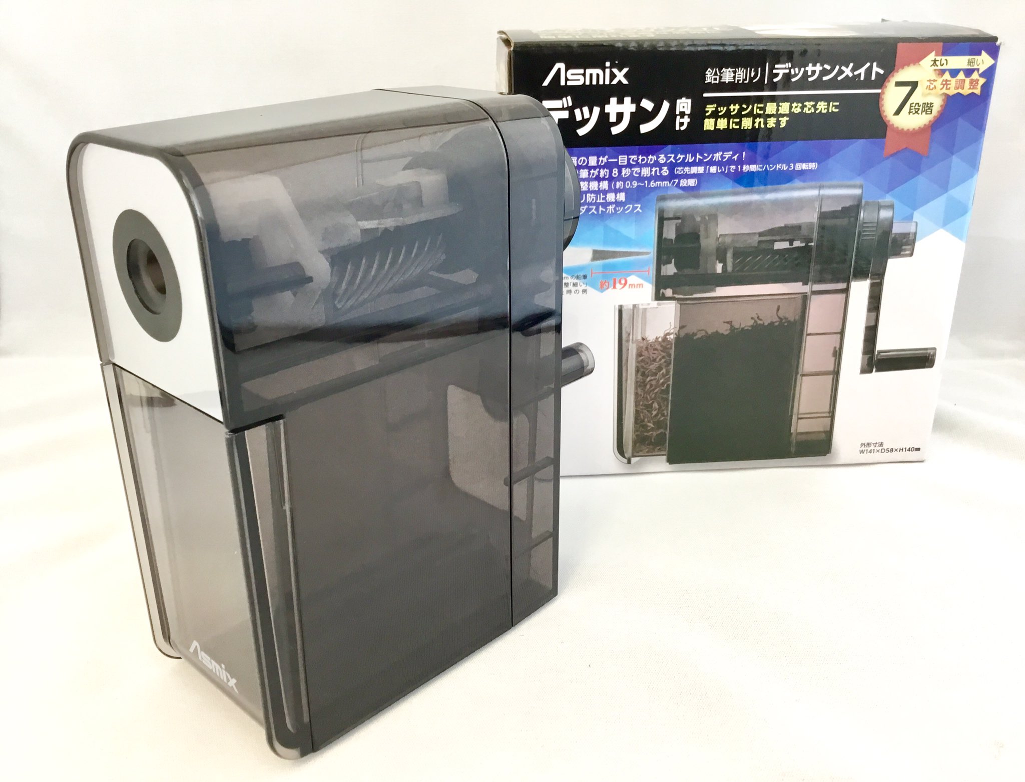 世界堂公式 話題 大人気商品 アスカ さんのデッサン用鉛筆削り デッサンメイト にスケルトンボディが新登場 削り屑の量はもちろん 削っている様子も見れちゃいます 従来のスタイリッシュなブラックと どちらにしようか迷って