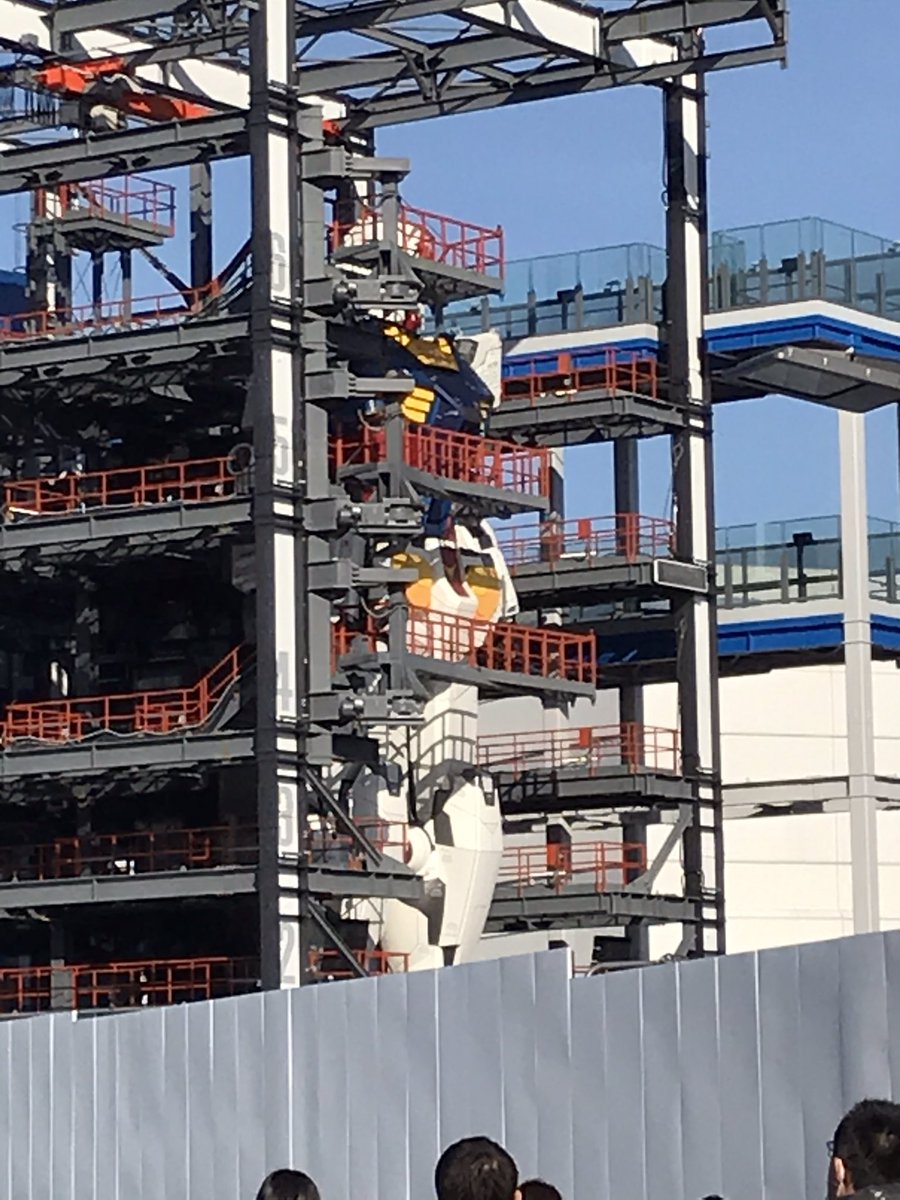 tanukimaru999's tweet photo. 今日はガンダムの下なう🐧 https://t.co/FSwBYYOzk9