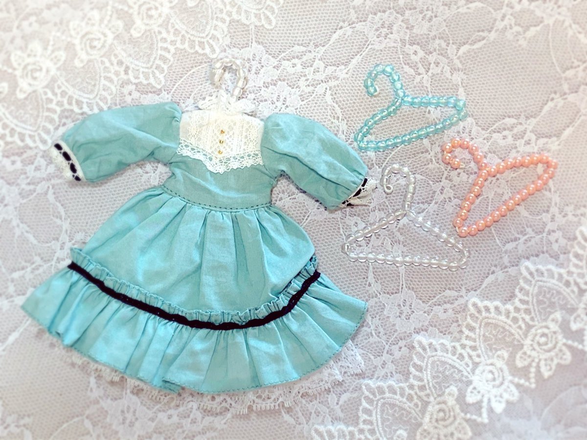 Pure White Wings 今日は ハルモニアちゃんの公式のドレスにあわせて ビーズハンガーを作りました っ C この作り方だと ワイヤーのぐにゃぐにゃが気にならないし ビーズを通すだけだからとっても簡単 見た目も可愛いのでお気に入りです