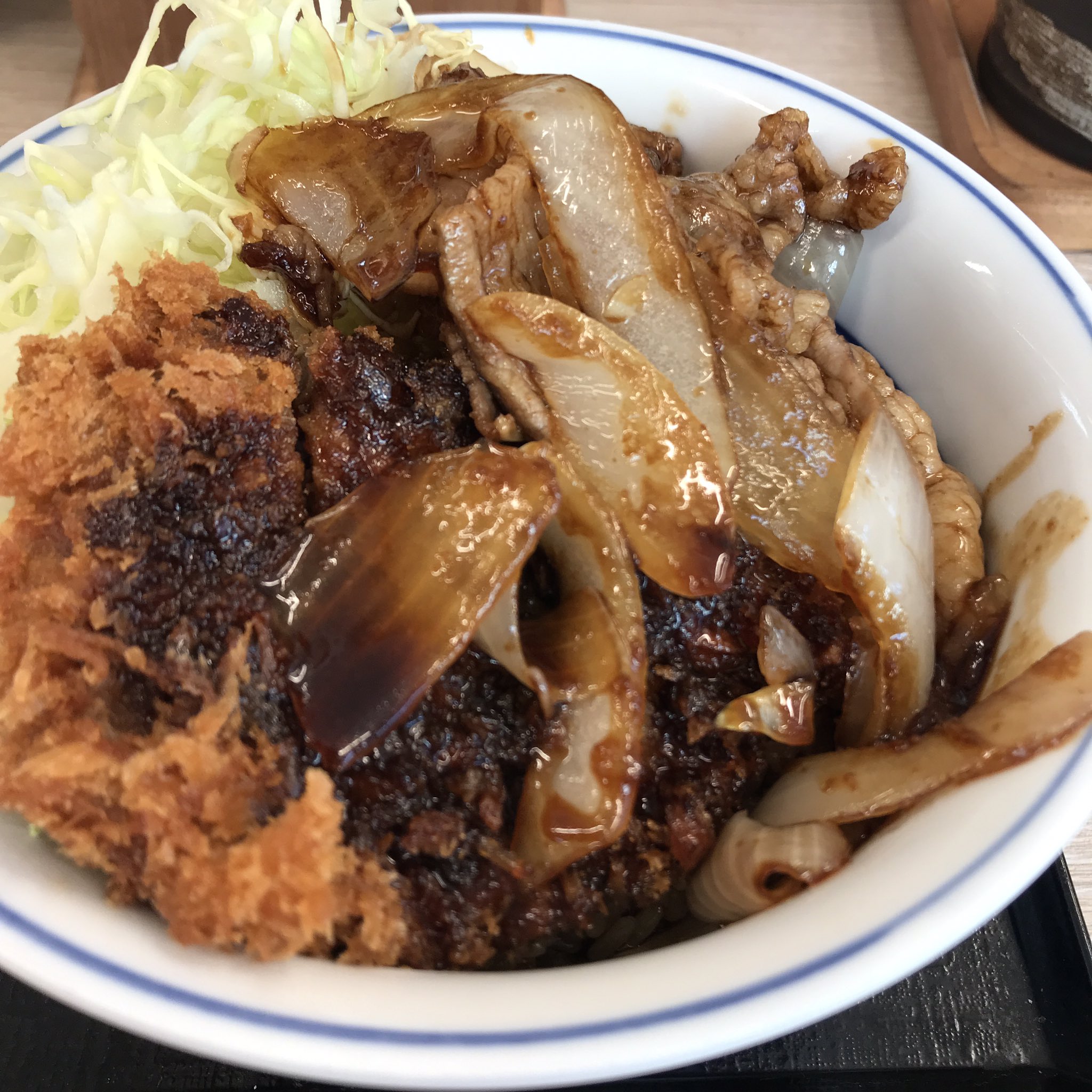 ぢん 牛カツと牛焼肉の合い盛り丼759円 紙クーポン 100円 659円 かつや 浅草橋店 今日から新発売のメニューで昼ごはん 焼肉が甘めだけどご飯がすすみます 支払いはsuicaで T Co 6lvupqyemd かつや ランチ 昼ごはん 浅草橋 牛かつ 牛カツ