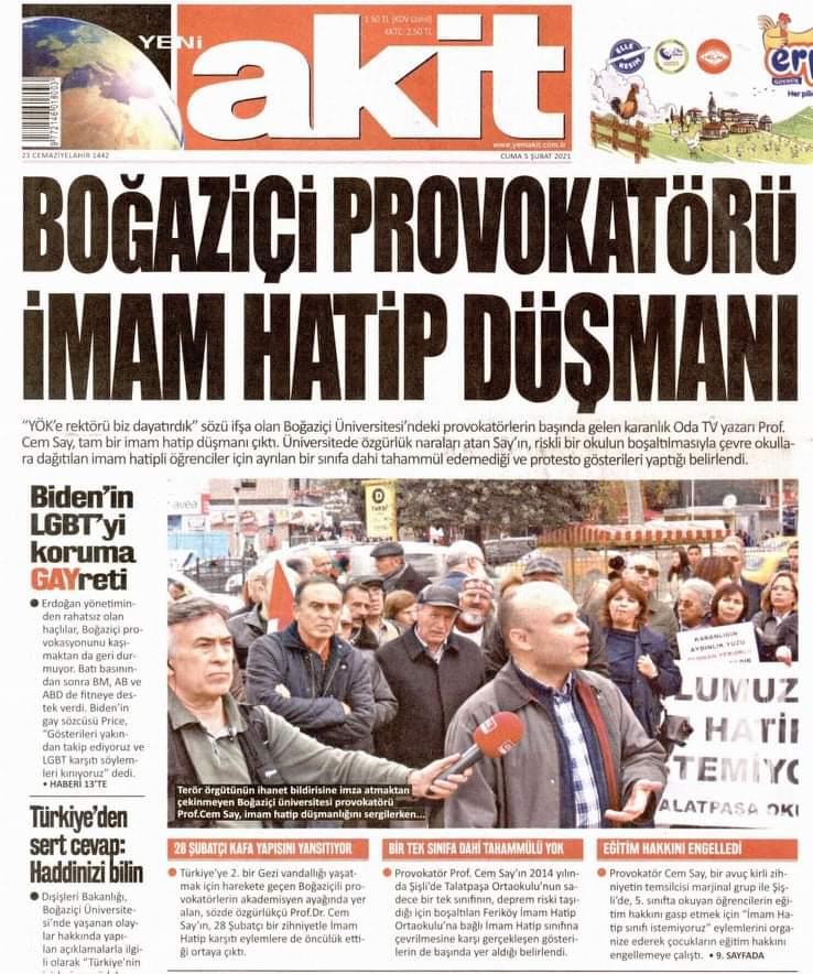 say_cem's tweet photo. Akit paçavrasından tam sayfa yalanlara devam!
Fotoğraf Beşiktaş'taki Sessiz Çığlık eyleminden. FETÖ kumpaslarındaki dijital delillerin sahteliğini anlatıyorum. İmam hatip ile ilgili tek bir kelimem yok. Dünkü "bildiri imzaladı" vs. yalanlarını da tekrarlamışlar utanmadan. https://t.co/z0Xt4RzXGo