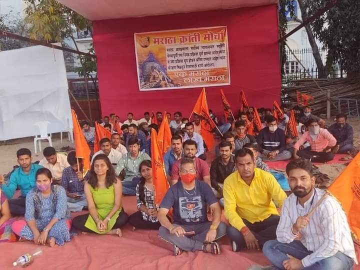 golekarganesh's tweet photo. #मराठा_आरक्षण
#joining_SEBC
गेल्या १७ दिवसांपासून मराठा बांधव स्थगीती पुर्वीच्या नियुक्त्या द्या म्हणून बिना अन्न पाण्याचे ऊपाशी-तापाशी बसलेले आहेत.राज्य सरकारच्या अधिकारातील नियुक्त्या तात्काळ देण्यात याव्यात.अंत पाहू नका.
@CMOMaharashtra @AjitPawarSpeaks @AshokChavanINC https://t.co/u9iVmw0OCP