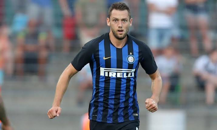 Happy birthday bek terbaik Serie A 2019/2020 Stefan de Vrij !! 