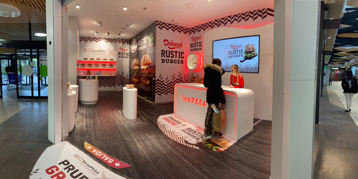 vickyfoods's tweet photo. 🤩 ¡Mira, mira! La nueva Dulcesol Rustic Burger es la gran protagonista en la recién estrenada @Samplia Shop Experience del centro comercial de @CarrefourES en #Alcobendas. 😃 Una novedad en pan que incorpora nuestro nuevo envase #biodegradable único en el mercado. ☺️ #FelizFinde https://t.co/GfdcFyEKOw