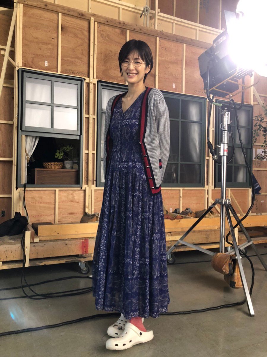 吉瀬美智子の私服 書けないッ 第5話の衣装です ブルーのペイズリー柄ワンピースに赤のラインの入ったカーディガンです 芸能人の私服 衣装まとめ Woomy