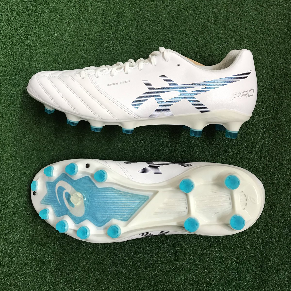 スポーツのニシヒロ 極限まで軽量化されたプロモデル アシックスdsライトx Fly Proが 入荷しました ソールまで肉抜きされた徹底的な軽量化と カンガルー皮革アッパーでアシックスならではの足馴染みの良さを両立したモデル まさにプロ仕様の