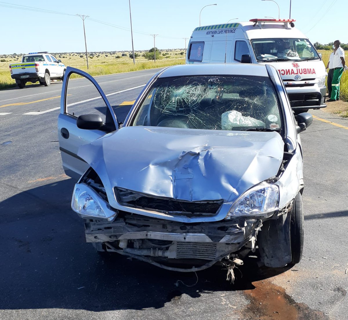 EMER_G_MED's tweet photo. 《Kimberley》#RV11, #A17 & #I02 responded to a collision on the N12 South at the Ritchie crossing. On arrival 8 patients were found to have sustained minor to moderate injuries. EGM transported five patients to a nearby hospital for further care. @_ArriveAlive #whensecondscount https://t.co/oBGmT2bUHP
