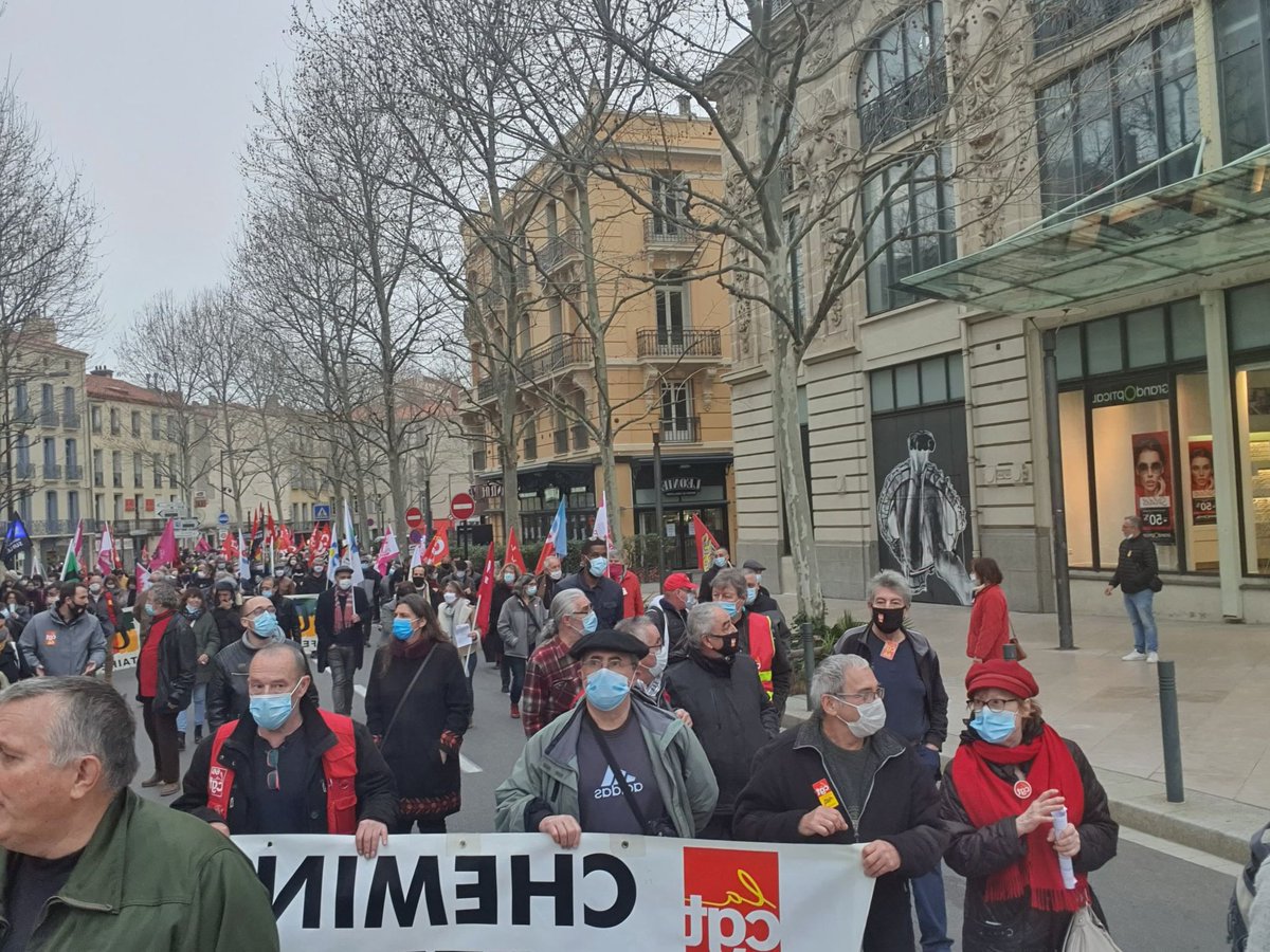 RAGEUPVD's tweet photo. Retour en images sur la #Mobilisation du #04Février à #Perpignan ! Tou•te•s mobilisé•e•s dans la rue pour dire STOP à la #Détresse et la #Précarité étudiante !
#DerniersDéconfinés #Etudiant #ÉtudiantFantôme #LaPrécariteTue #Manif #StopPrécarité #Université 1/2 https://t.co/8zPfKKtdfK