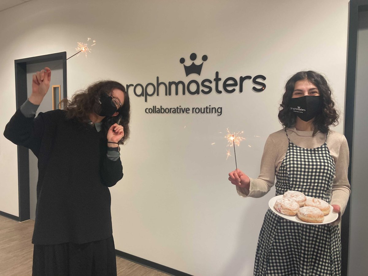 Nunav_'s tweet photo. Happy #Graphmasters! 🍰 Hip Hip Hurraa! Heute feiern wir unseren 8. Geburtstag.
Unsere Design-Experten Sofia und Paulina feiern das mit Krapfen auf Abstand. Vielleicht ein Getränk dazu? Gute Gelegenheit. 🥂🎈
#GraphmastersTeam #GraphmastersGeburtstag https://t.co/kR1K1GMewK