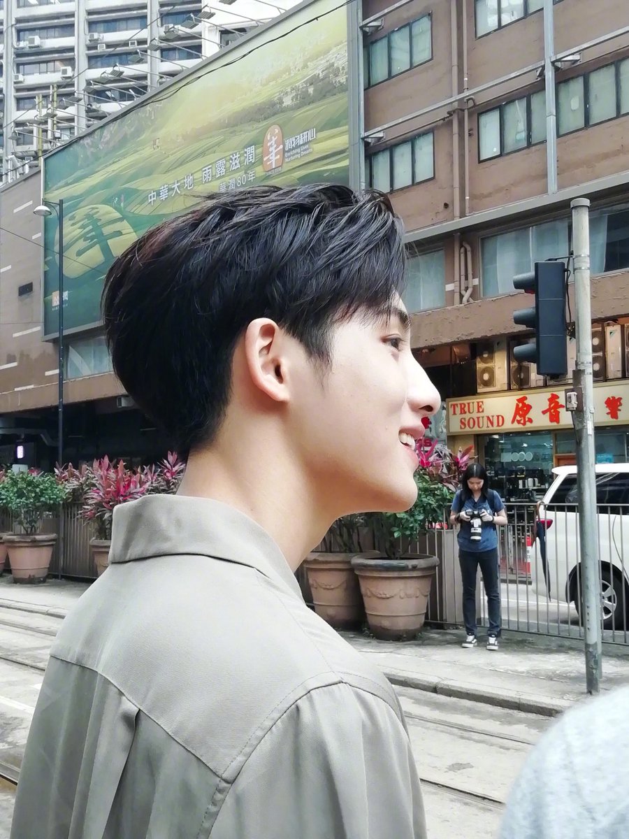 Dong Sicheng radiating college boyfriend vibes ♡— a thread