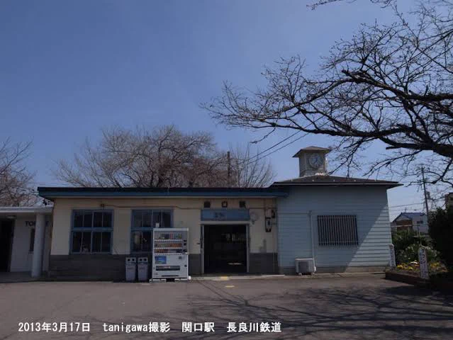 @1804a84 長良川鉄道の関口駅だ!!
昔はちゃんと駅していたのにローソンに乗っ取られました。 