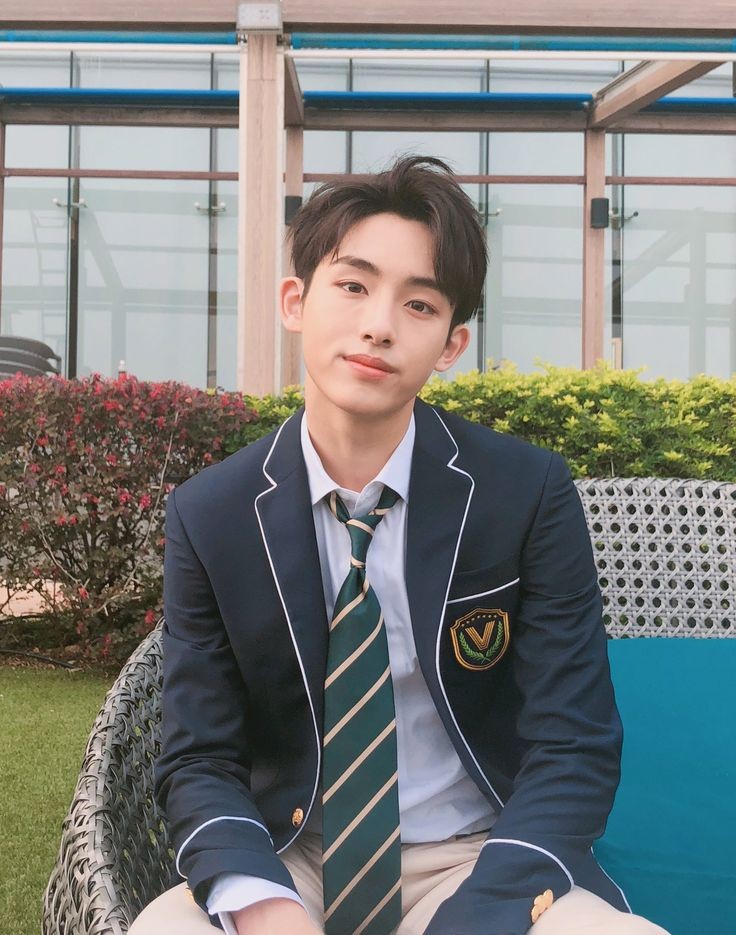 Dong Sicheng radiating college boyfriend vibes ♡— a thread