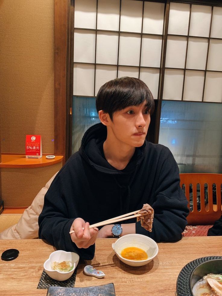 Dong Sicheng radiating college boyfriend vibes ♡— a thread