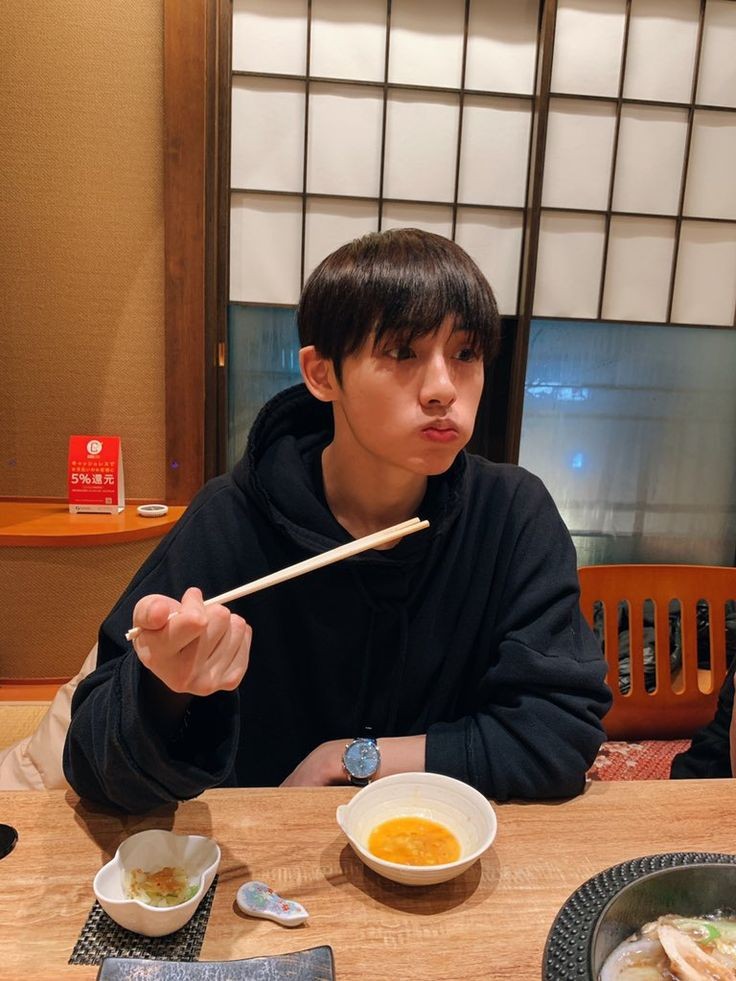 Dong Sicheng radiating college boyfriend vibes ♡— a thread