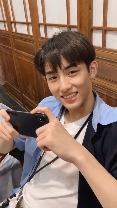 Dong Sicheng radiating college boyfriend vibes ♡— a thread