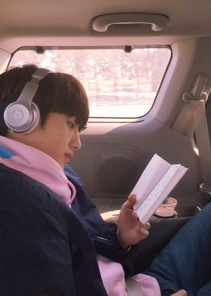 Dong Sicheng radiating college boyfriend vibes ♡— a thread