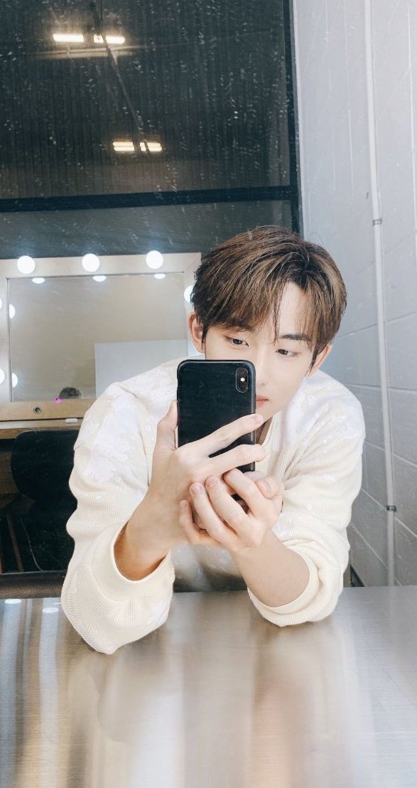 Dong Sicheng radiating college boyfriend vibes ♡— a thread