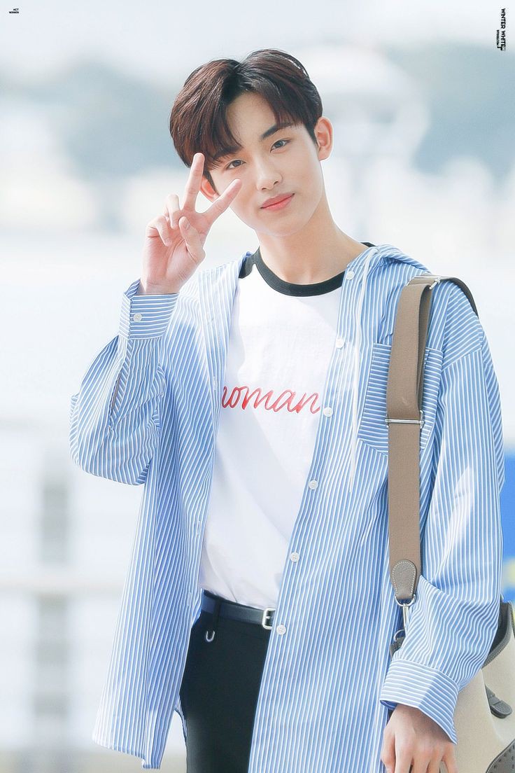 Dong Sicheng radiating college boyfriend vibes ♡— a thread